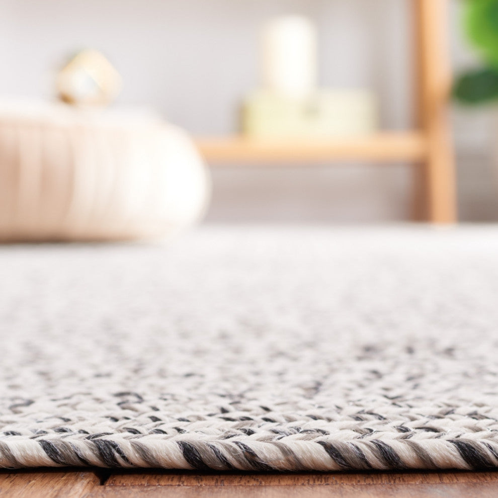 Safavieh Braided BRA201 Rug Machine-Washable, Grey/Ivory, 5' Square