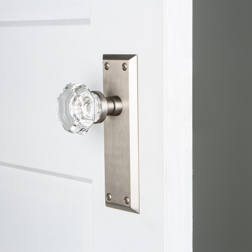 Single New York Plate With Waldorf Knob, Satin Nickel