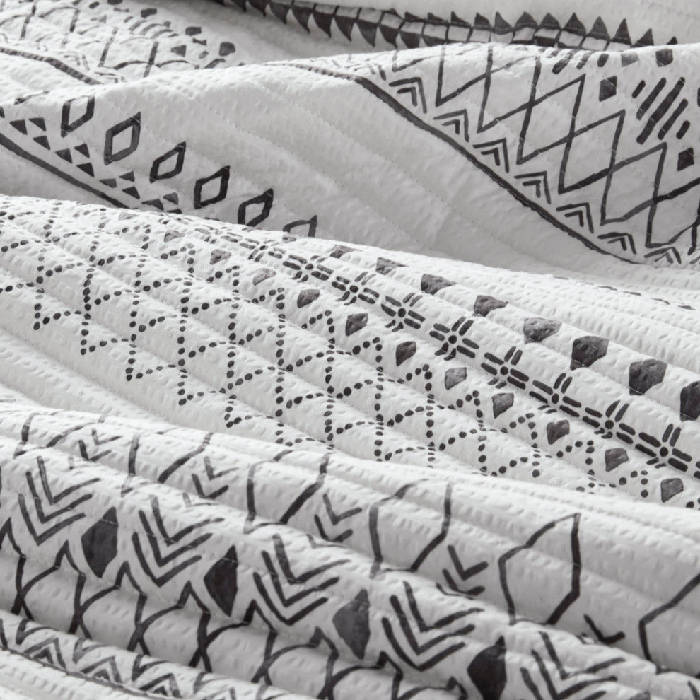 Madison Park Fraser 3 Piece Printed Microfiber Seersucker Quilt Set, Ivory/Black, King/Cal King