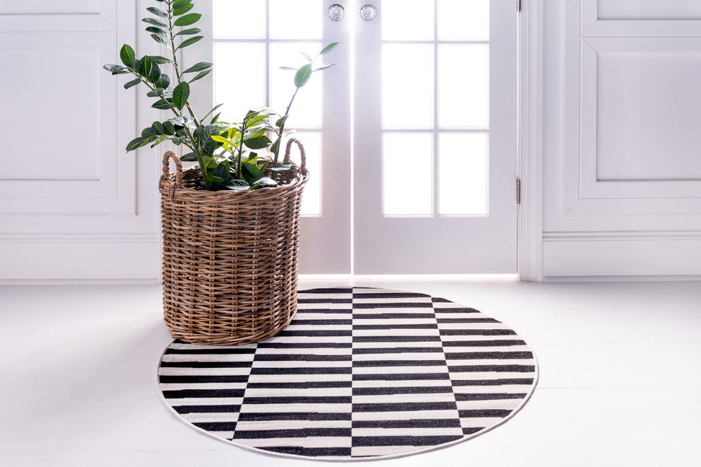 Unique Loom Black Striped Williamsburg 5' Round Rug