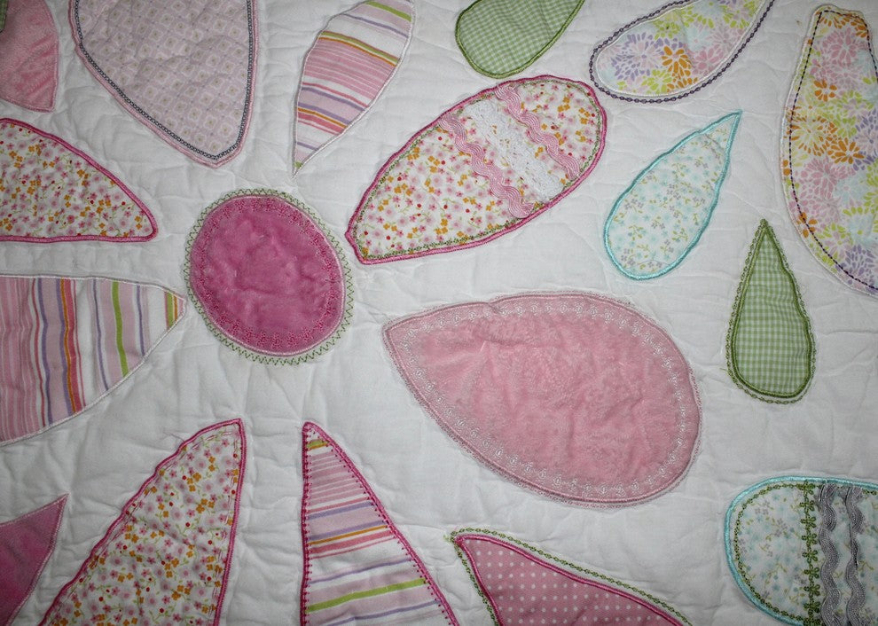 Imagination Crazy Daisy Floral Quilt
