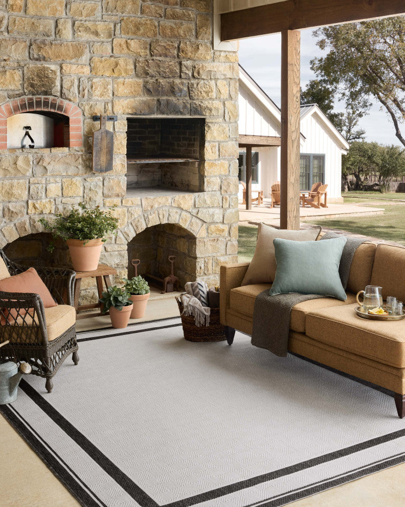 Loloi Easton Onyx / Ivory 5'-3" x 7'-6" Area Rug