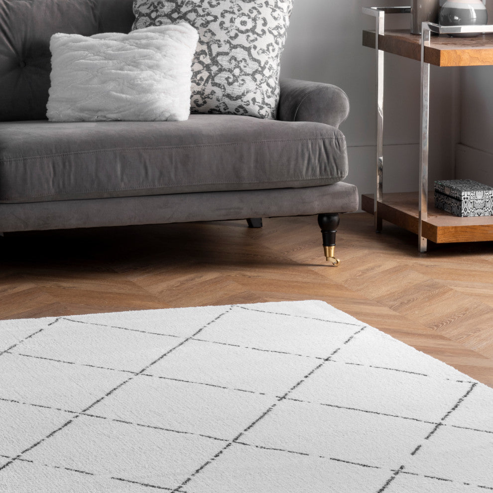 Nuloom Hand-Tufted Geometric Moroccan Shag Rug, Natural 5'x8'