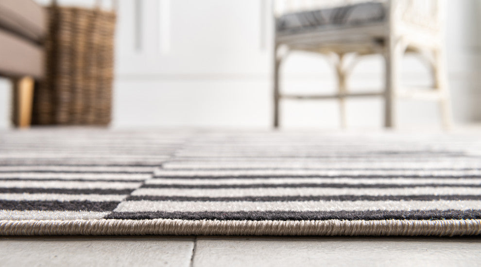 Unique Loom Black Striped Williamsburg 5' Round Rug