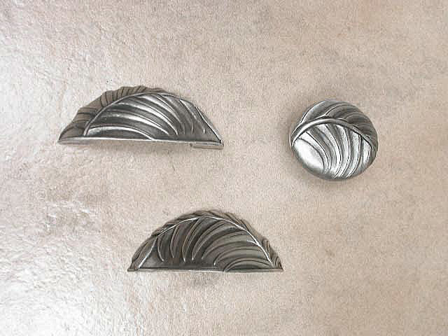 Palm Leaf Bin Pull, Satin, Right