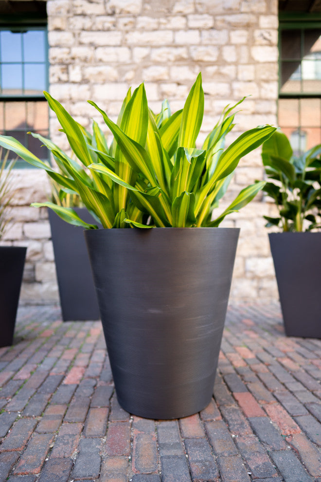 Pro Series Curve Grooved Planter, 30", Black