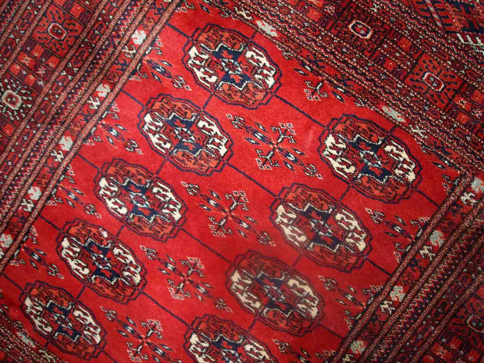 Handmade vintage Turkmen Tekke rug 3.5' x 3.6' (109cm x 112cm) 1970s