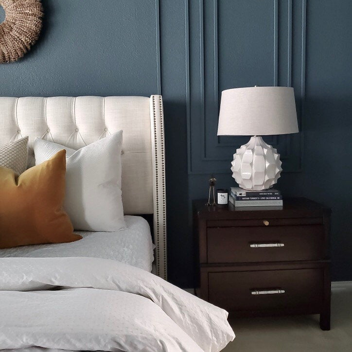 Sculpted Gloss White Modern Globe Table Lamp