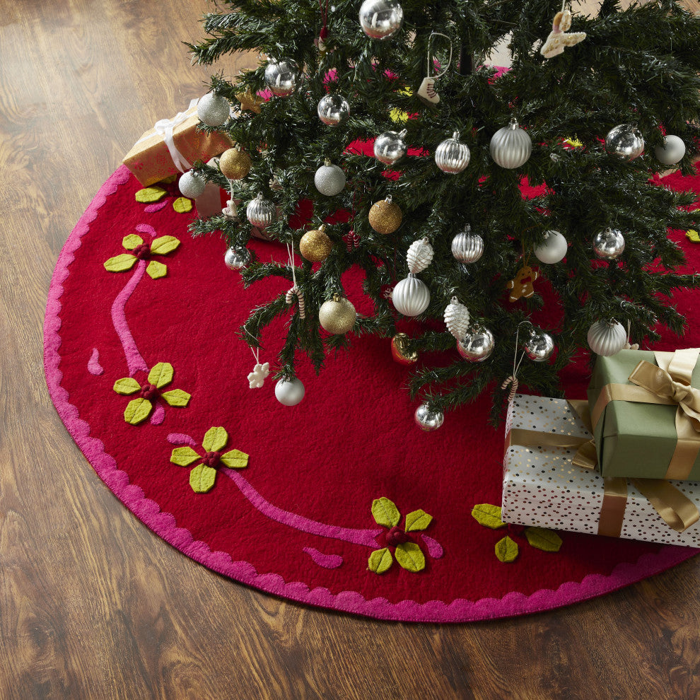 Berries Christmas Tree Skirt in Red