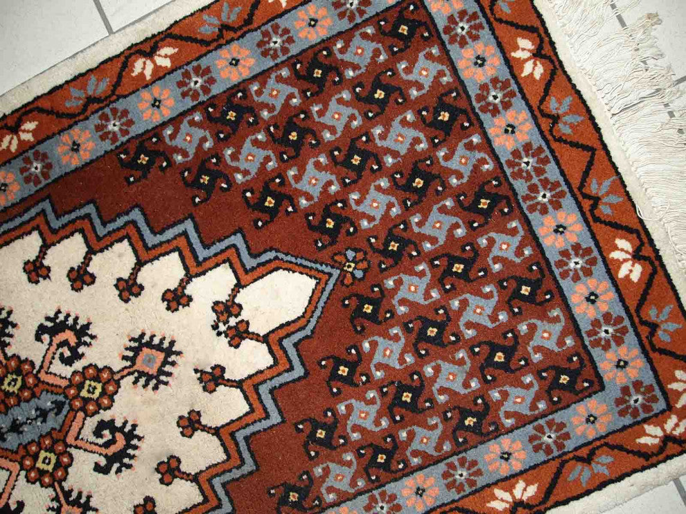 Handmade vintage Moroccan Berber rug 2.6' x 5.6' (81cm x 170cm) 1970s