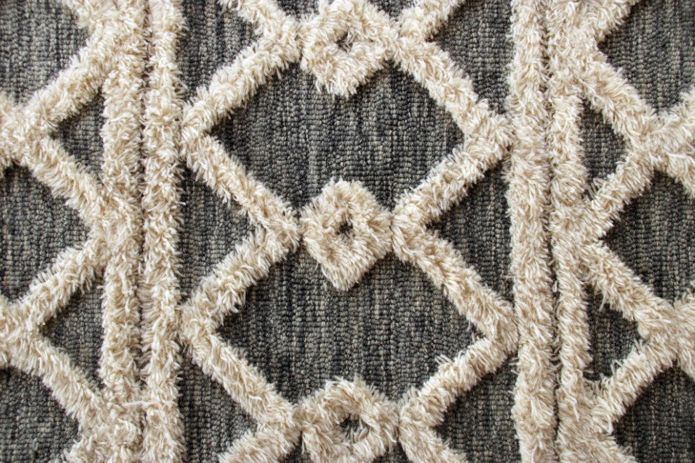 7" x 9" Gray and White Boho Chic Area Rug