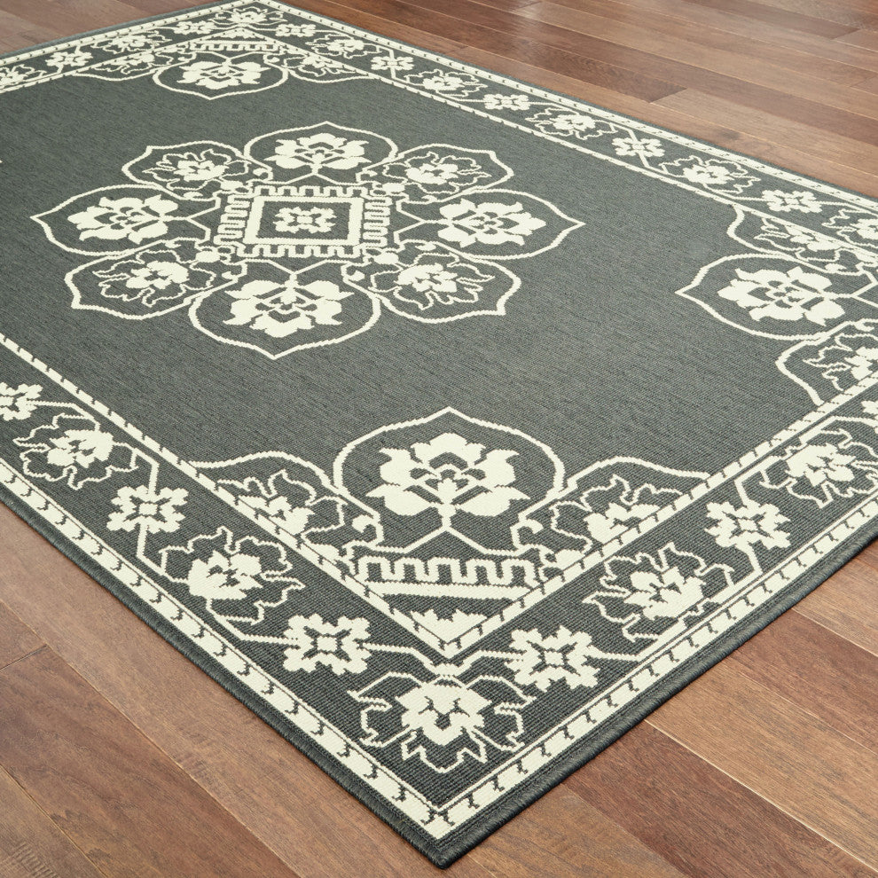 Martinique Floral Medallion Grey/ Ivory Indoor/Outdoor Area Rug, 6'7"x9'6"