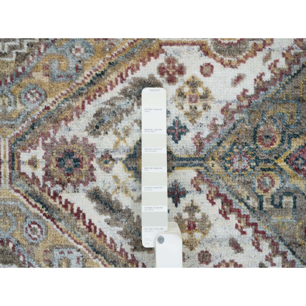 Ivory Shiraz Rosettes Border Wool Hand Knotted Round Oriental Rug, 5'10"x5'10"
