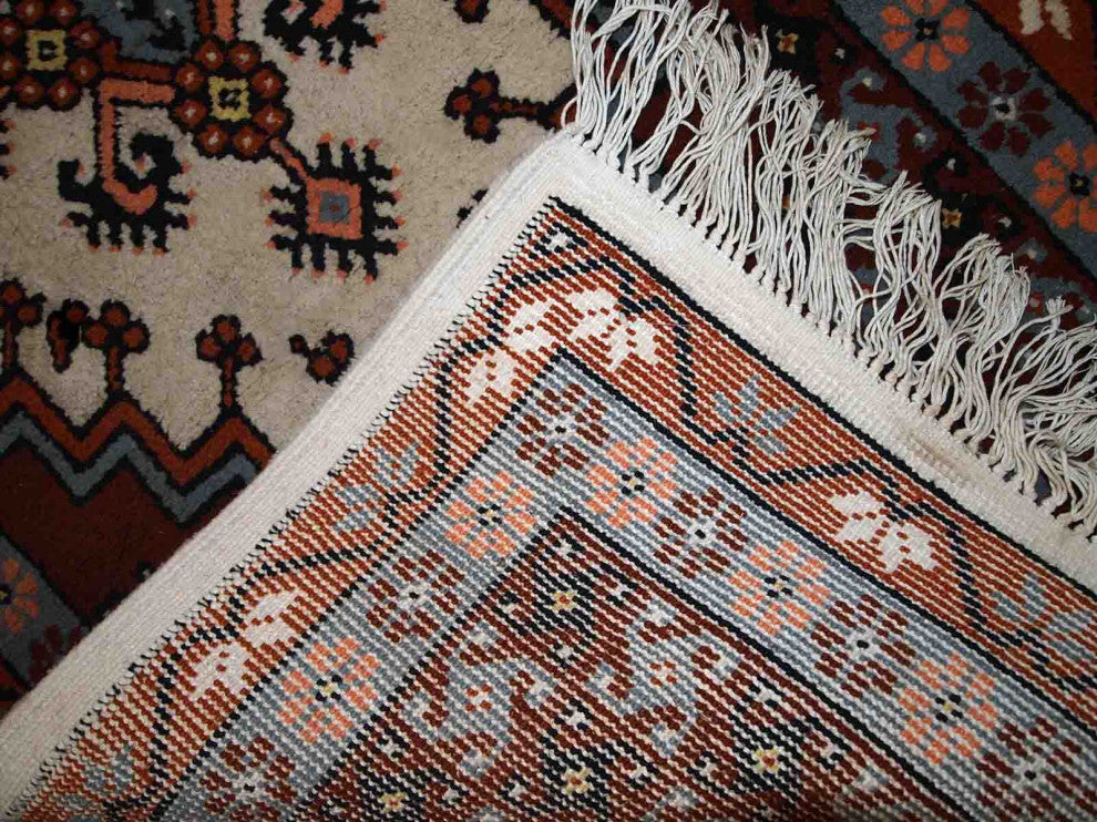 Handmade vintage Moroccan Berber rug 2.6' x 5.6' (81cm x 170cm) 1970s