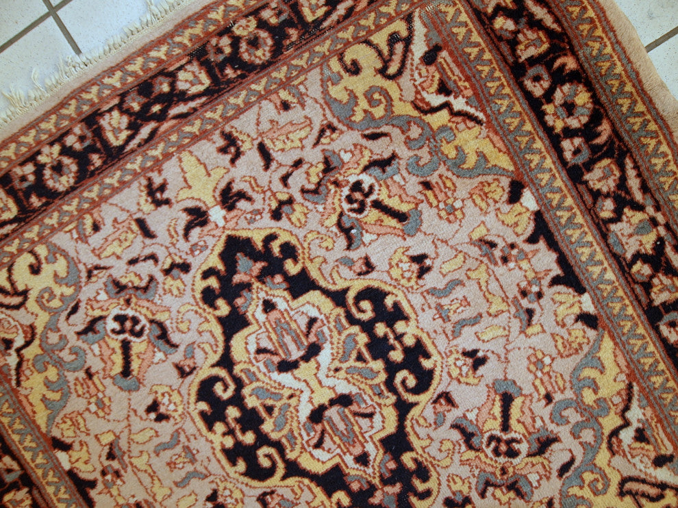 Handmade vintage Pakistani Lahore rug 3,1' x 5' ( 95cm x 154cm ) 1970