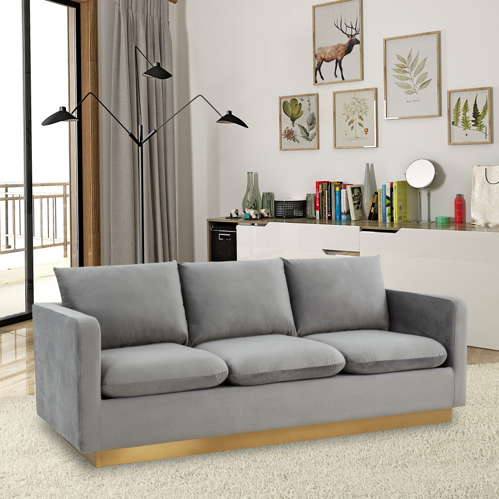 LeisureMod Nervo Modern Velvet Sofa With Gold Base, Light Gray