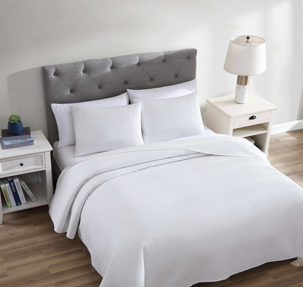 The Nesting Company Aspen 3 Piece Quilt and Pillow Sham Set - Queen - White