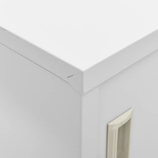 Close-up of a corner on white background (alternate_white_close).