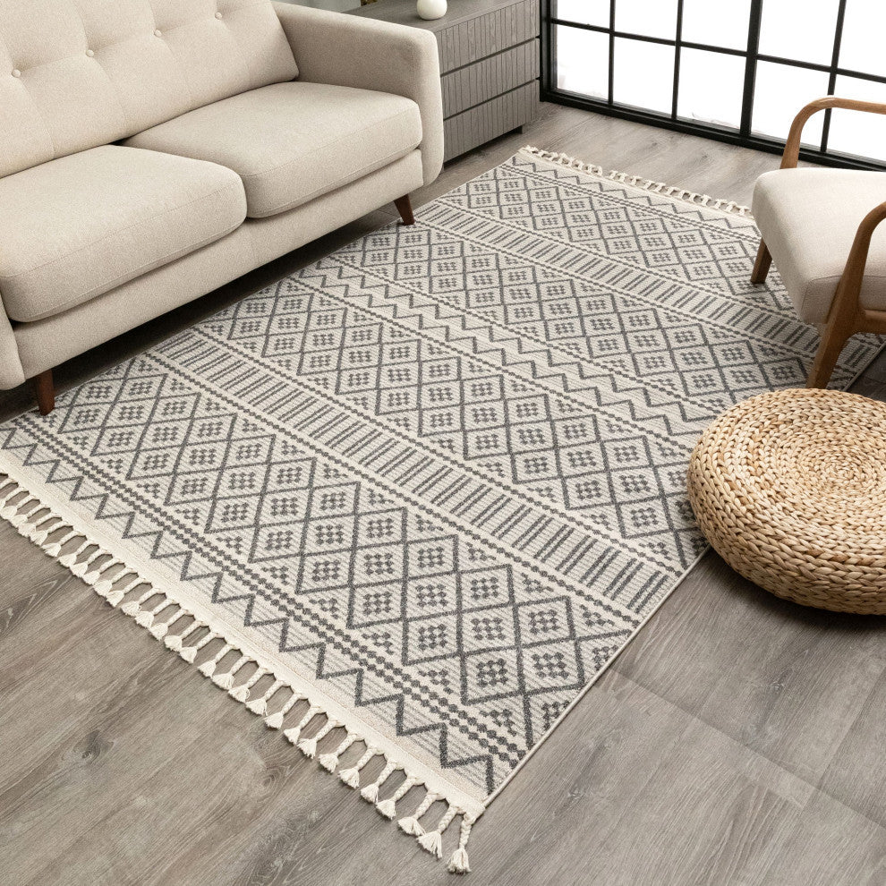 Covina Tribal Geometric Diamond Area Rug, Gray, 5'3"x7'3"