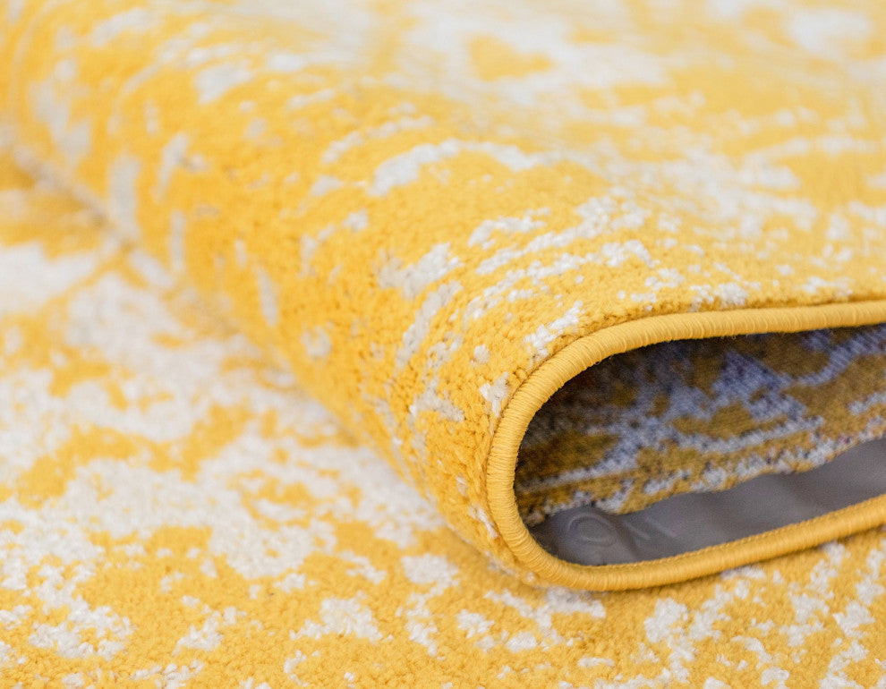 Traditional Adriana Square 4' Square Sunshine Area Rug