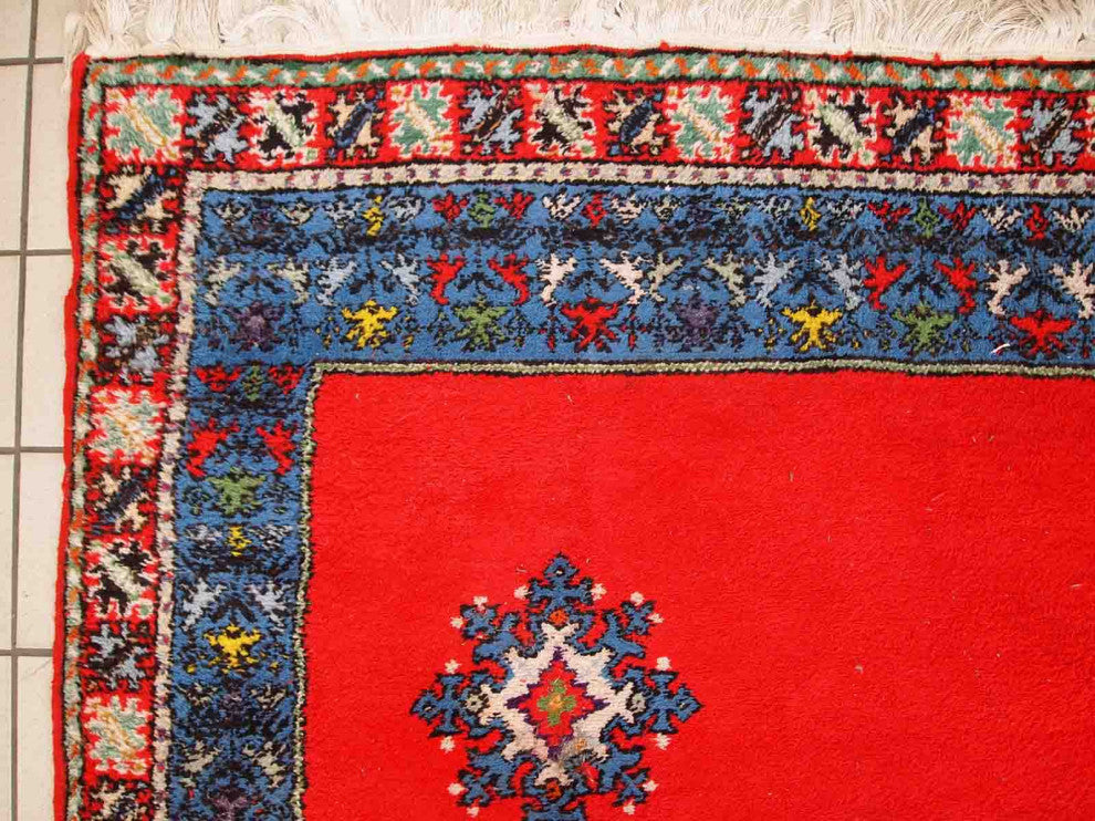 Handmade vintage Moroccan Berber rug 5.6' x 7.9' (170cm x 240cm) 1970s