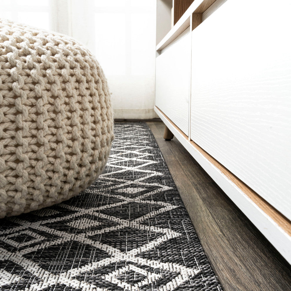 Tokay Bohemian Geometric Indoor/Outdoor Area Rug, Black/Ivory, 5''x8''