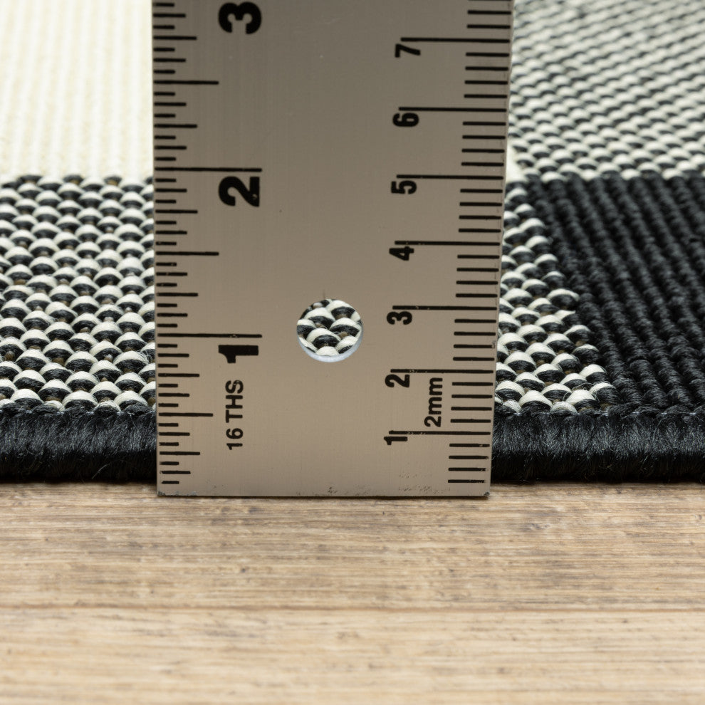 Martinique Gingham Check Black/ Ivory Indoor/Outdoor Area Rug, 5'3"x7'6"