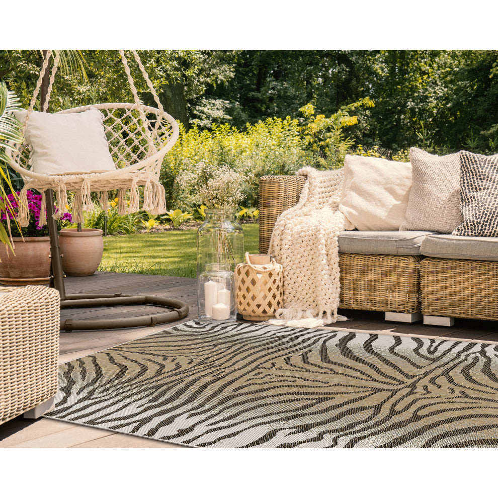 Carmel Zebra Indoor/Outdoor Rug Sand, 7'10"x9'10"