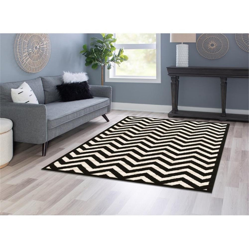 Linon Capri Chevron Machine Made Polypropylene 4'4"x7'3" Rug in Black