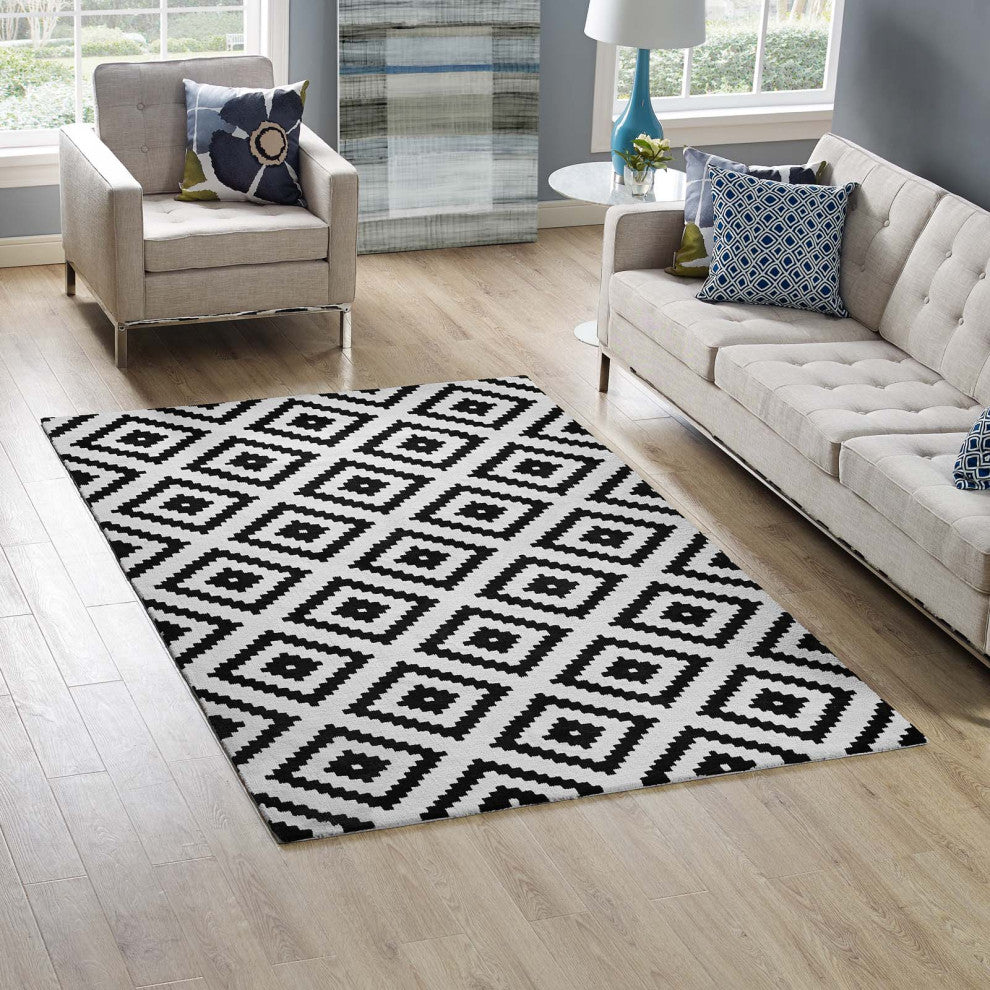 Alika Abstract Diamond Trellis 5x8 Area Rug - Black and White