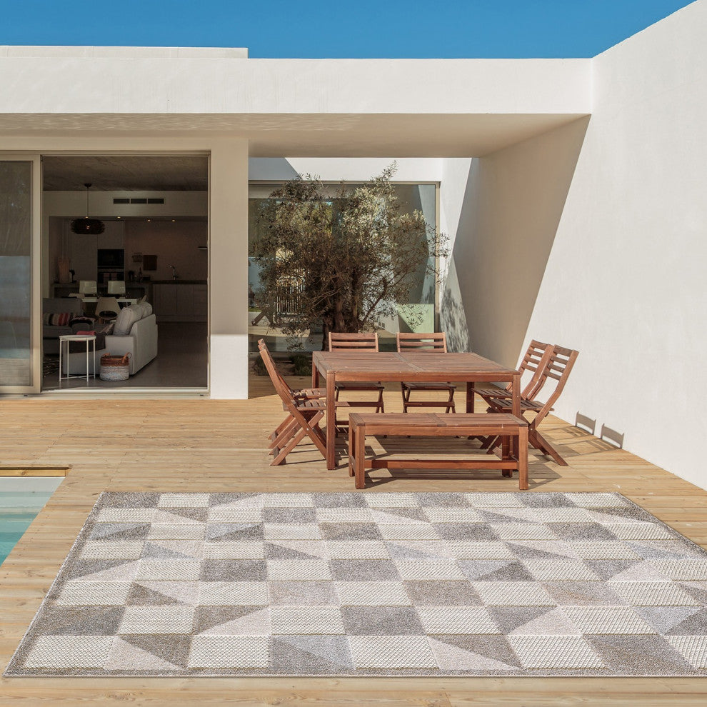 2"x4" Gray Triangle Indoor Outdoor Area Rug