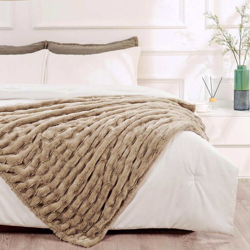 Stretchy Solid Color Faux Fur Throw
