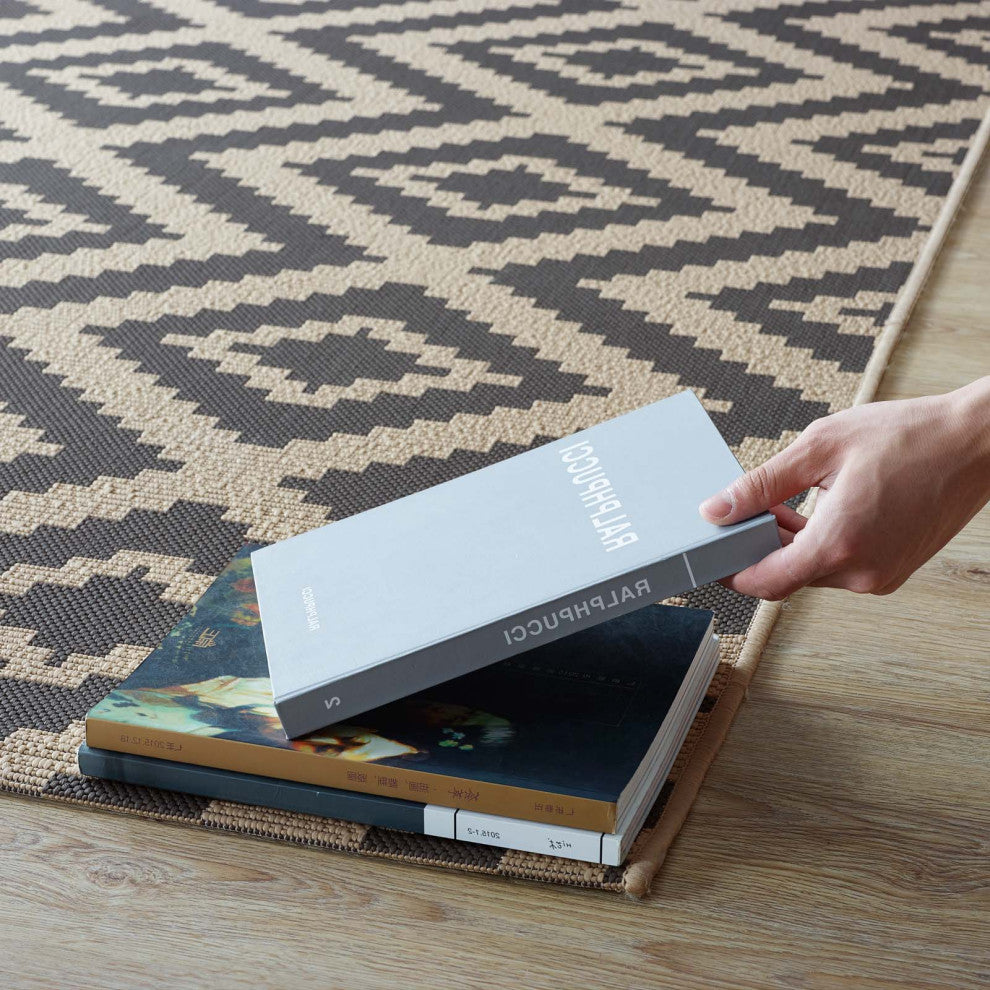 Jagged Geometric Diamond Trellis 4x6 Indoor and Outdoor Area Rug-Gray and Beige