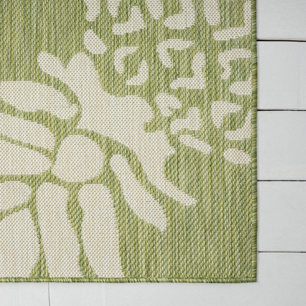 Pineapple Escape Indoor/Outdoor Accent Rug, 7'9