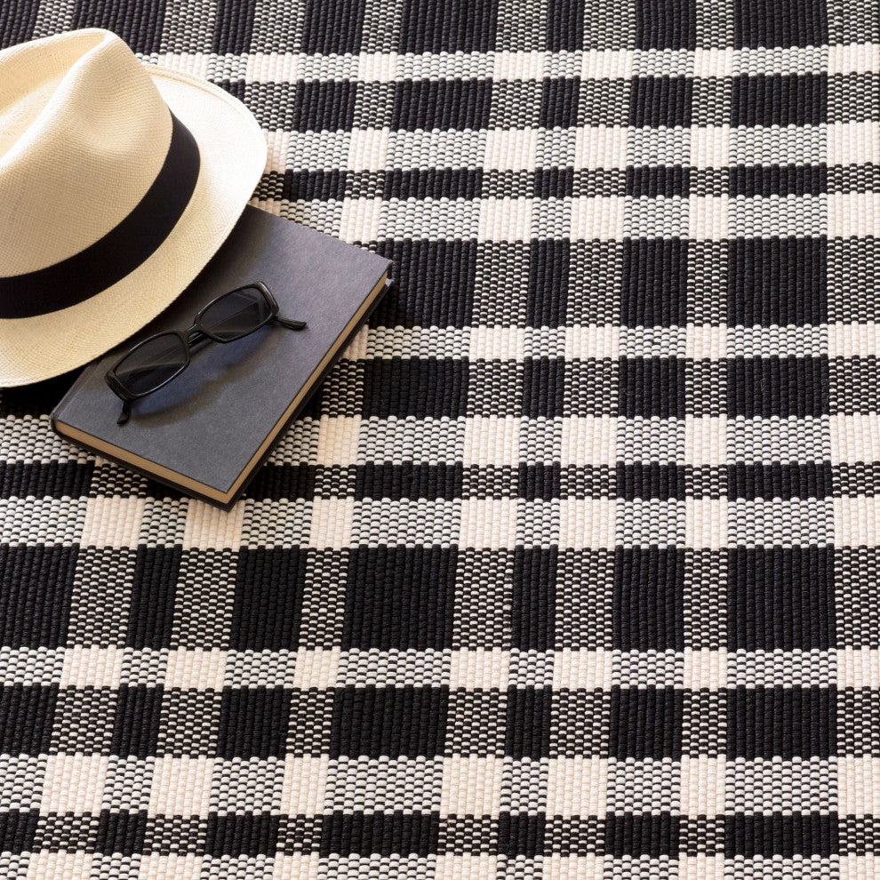 Dash & Albert Tattersall Black Handwoven Indoor/Outdoor Rug, Black, 2'6" x 8'