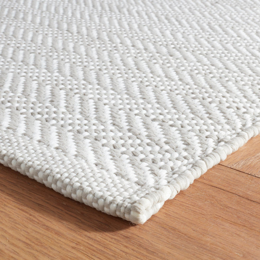 Dash & Albert Herringbone Grey/White Handwoven Indoor/Outdoor Rug, 2'6" x 8'