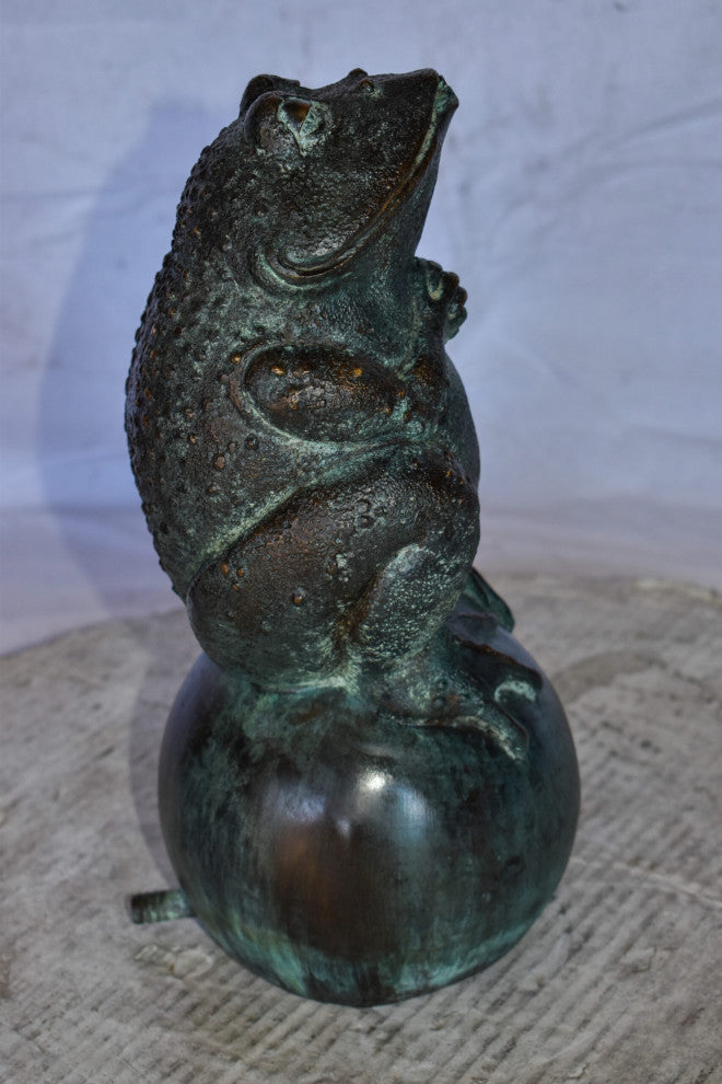 Frog With Green Patina Bronze Statue Fountain Size: 6" x 6" x 14"H