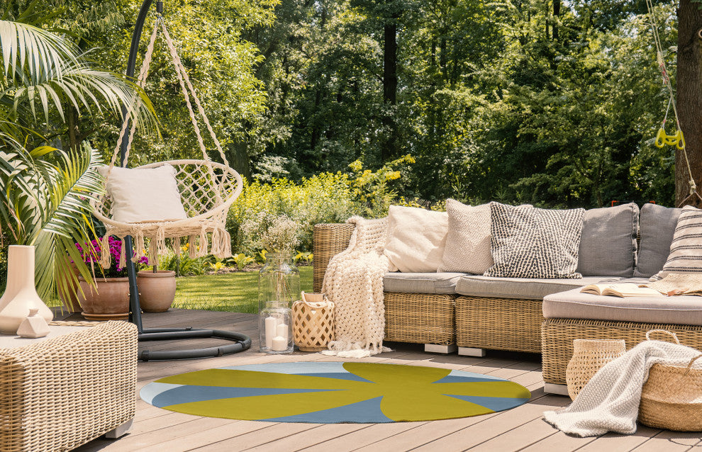 Bold Flower Modern & Contemporary Chenille Area Rug