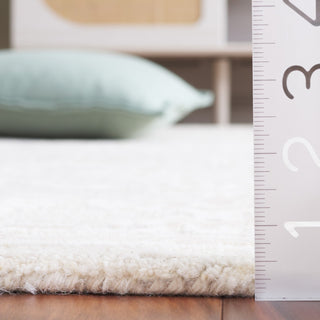 Safavieh Couture Ebony Collection EBN134 Rug, Ivory/Beige, 5'x8'