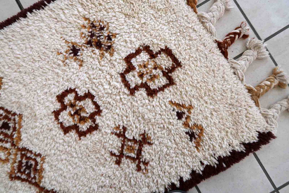 Handmade Vintage Moroccan Berber Rug 2.4'x4.4', 74cmx136cm 1970s