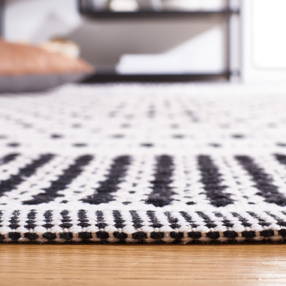 Safavieh Montauk Collection MTK714Z Rug, Black/Ivory, 4' x 6'