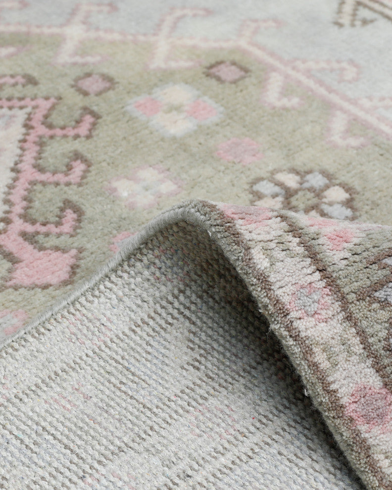 Utica, Handmade Area Rug 5' 0" x 8' 0"