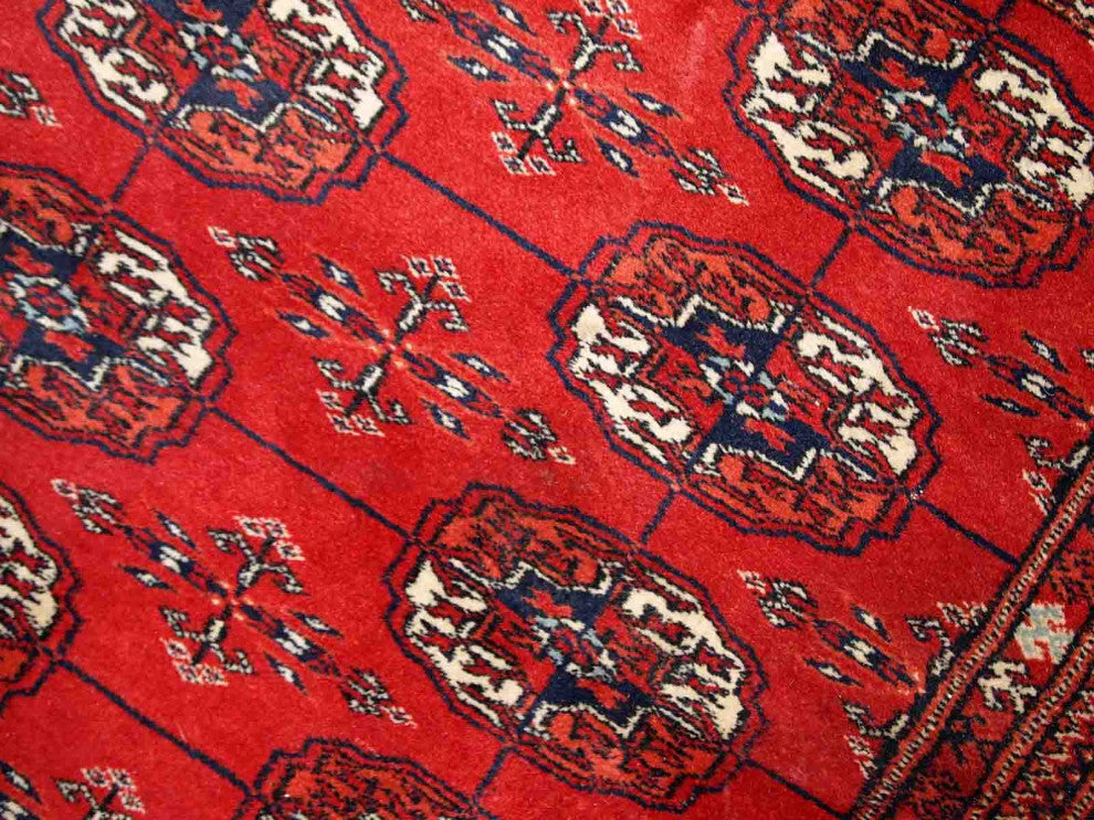 Handmade vintage Turkmen Tekke rug 3.5' x 3.6' (109cm x 112cm) 1970s