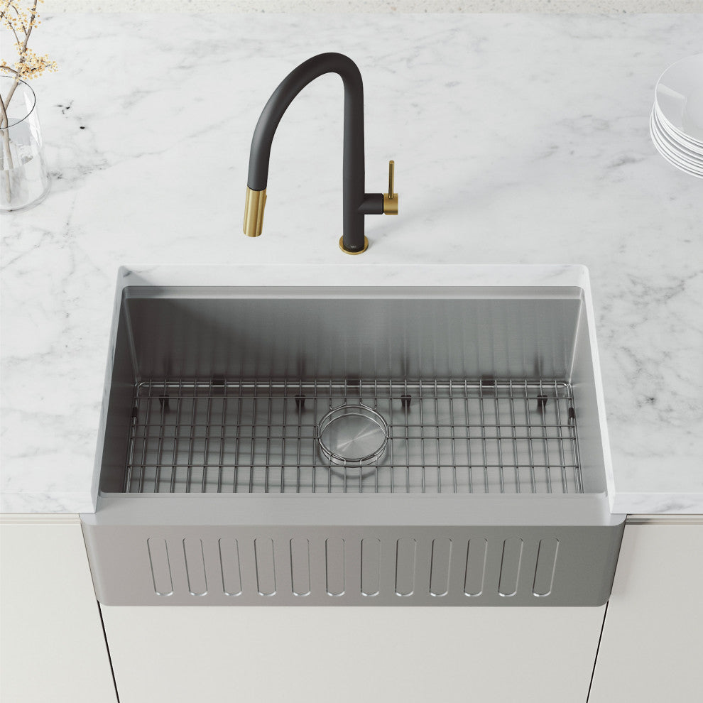 VIGO Greenwich 18" H Single Handle Pull-Down Sprayer Kitchen Faucet, Matte Black/Matte Brushed Gold, No Sensor, Without Extras