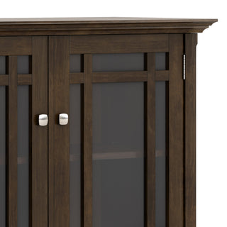 Close-up of bottom edge/feet.