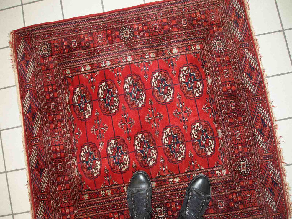 Handmade vintage Turkmen Tekke rug 3.5' x 3.6' (109cm x 112cm) 1970s