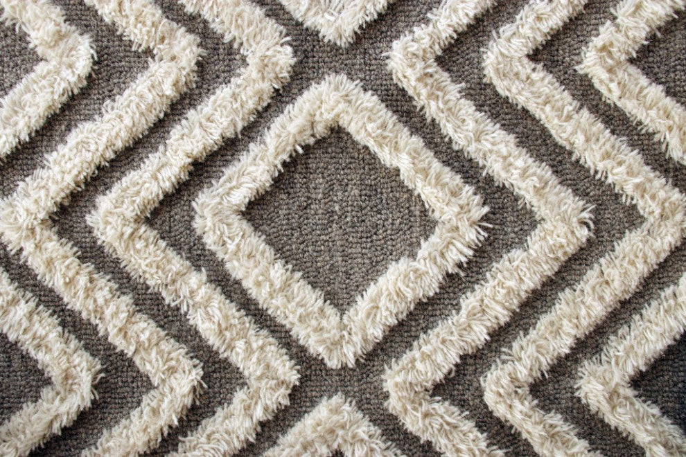 7" x 9" Gray and White Diamond Area Rug