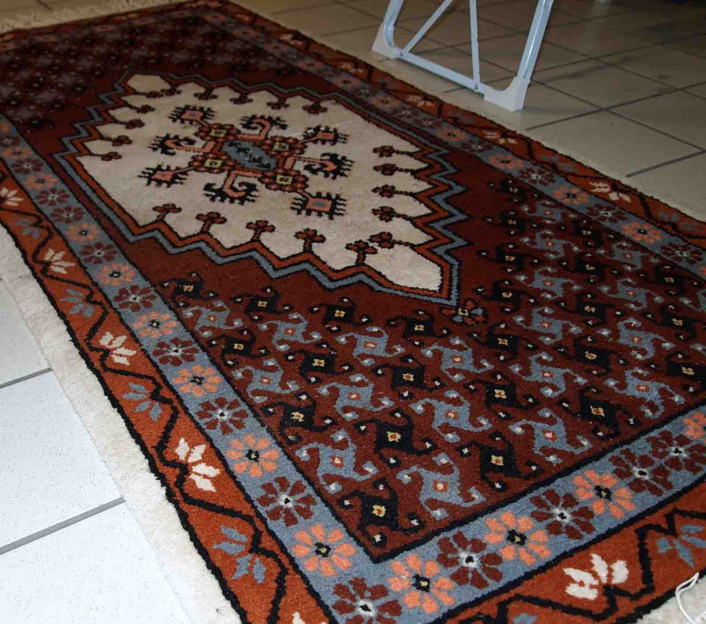 Handmade vintage Moroccan Berber rug 2.6' x 5.6' (81cm x 170cm) 1970s