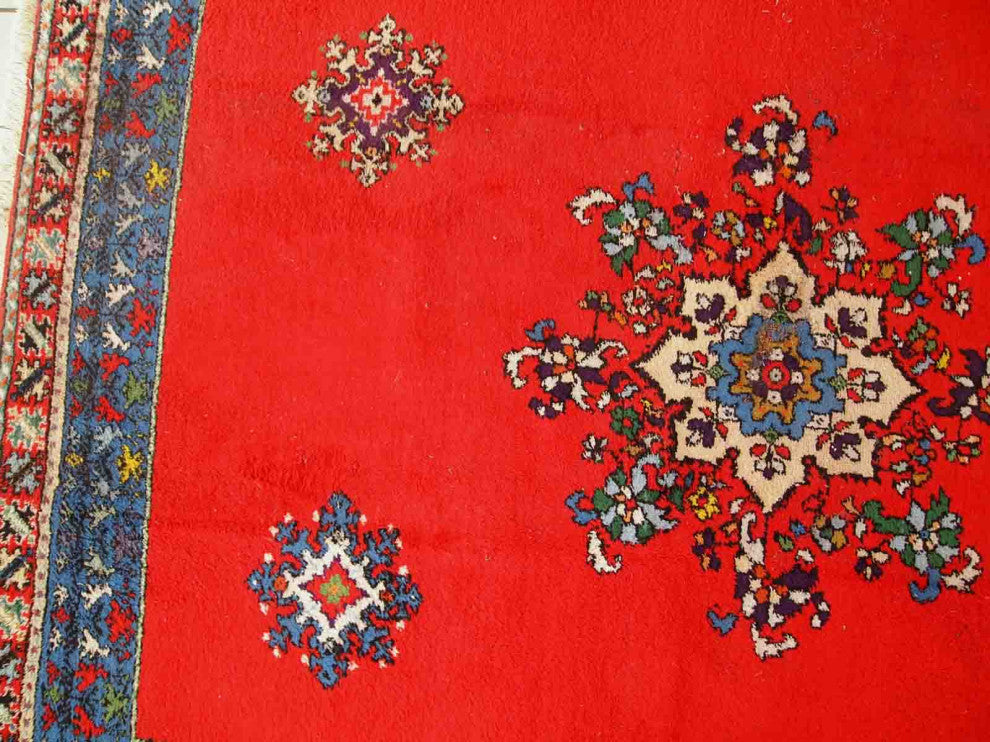 Handmade vintage Moroccan Berber rug 5.6' x 7.9' (170cm x 240cm) 1970s
