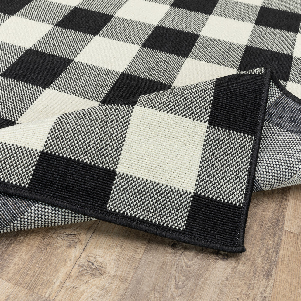 Martinique Gingham Check Black/ Ivory Indoor/Outdoor Area Rug, 5'3"x7'6"